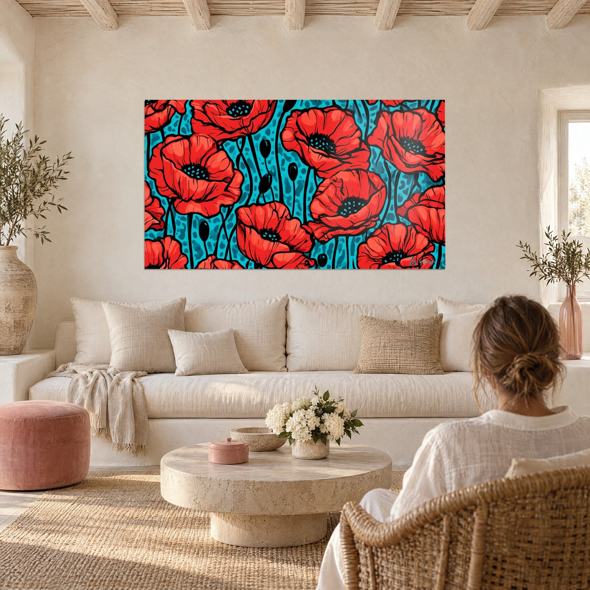 Tableau pavots écarlates cernés de noir sur fond turquoise tacheté, une femme chignon de dos, au-dessus d'un canapé dans un salon lumineux