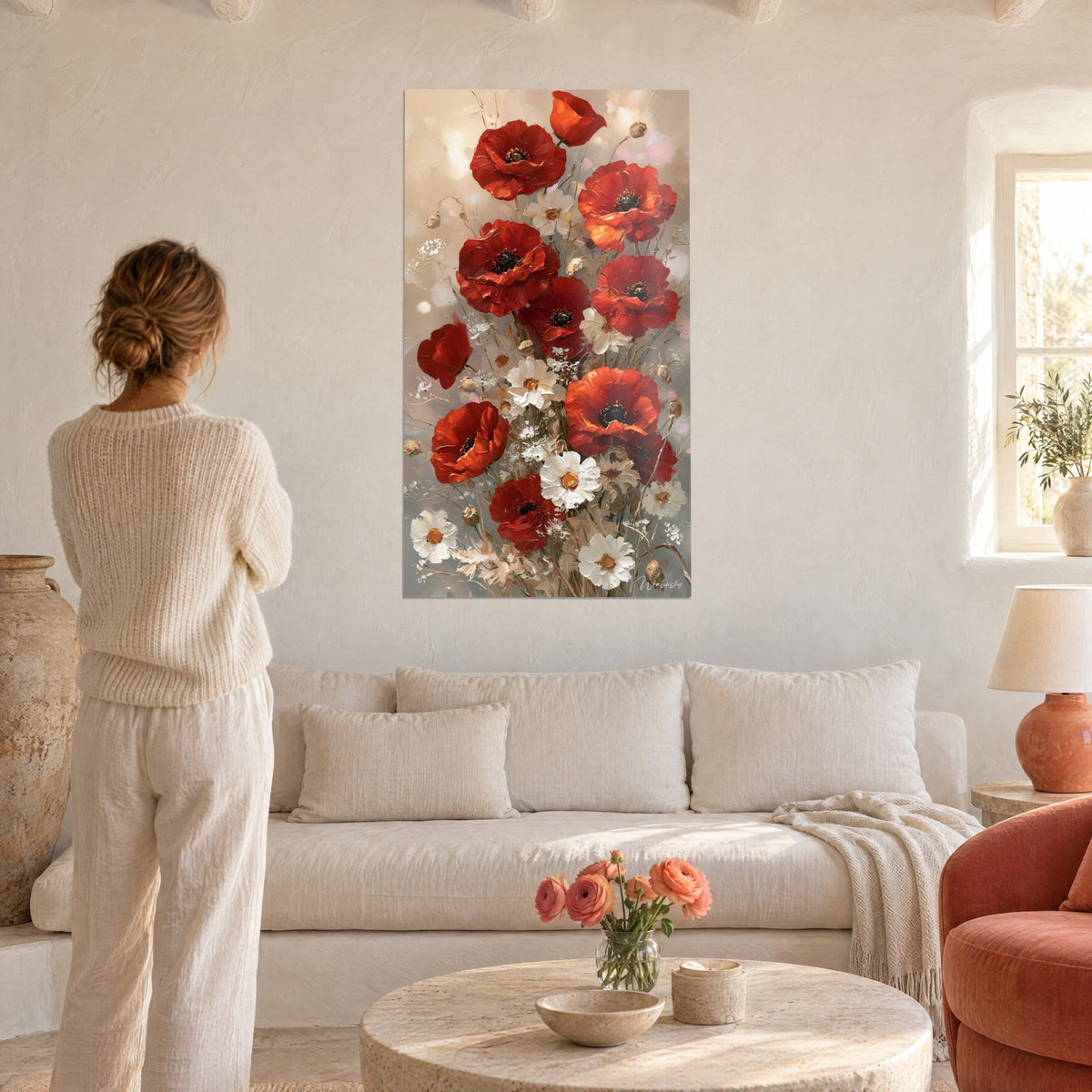 Tableau bouquet de pavots écarlates et marguerites ivoire, au-dessus d'un canapé dans un salon lumineux