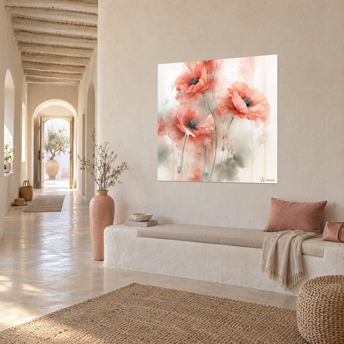 Quadro fiori di papavero rosa salmone su fondo avorio, steli sottili e colature, visto di tre quarti accanto a una panca in gesso bianco