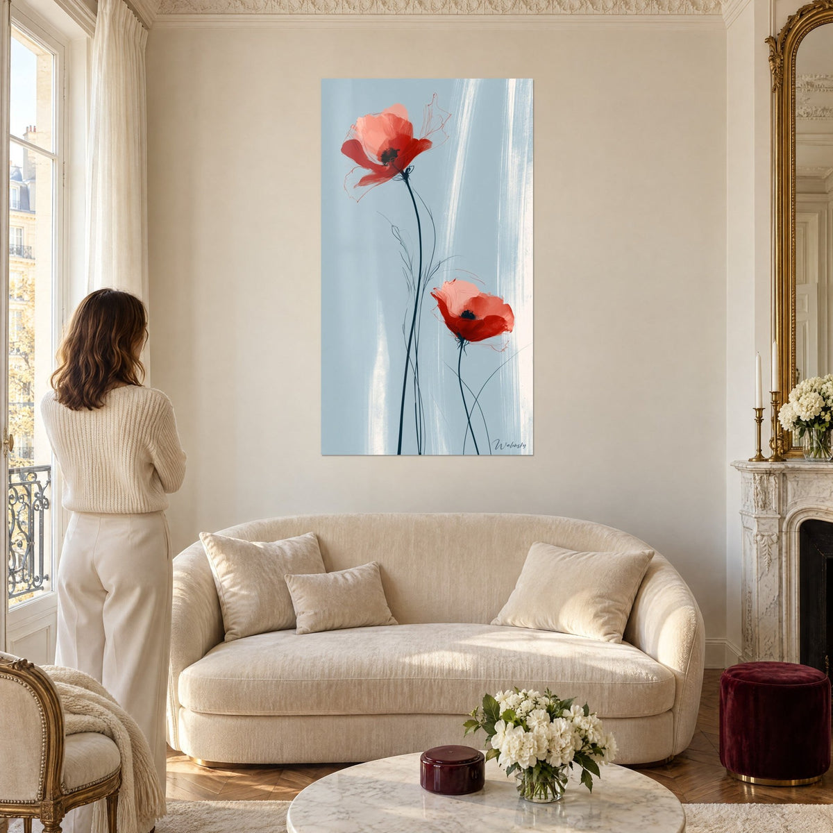 Gemälde scharlachrote Mohnblumen auf graublauem Hintergrund, feine schwarze Stiele, weiße Schlieren, über einem Sofa in einem hellen Wohnzimmer
