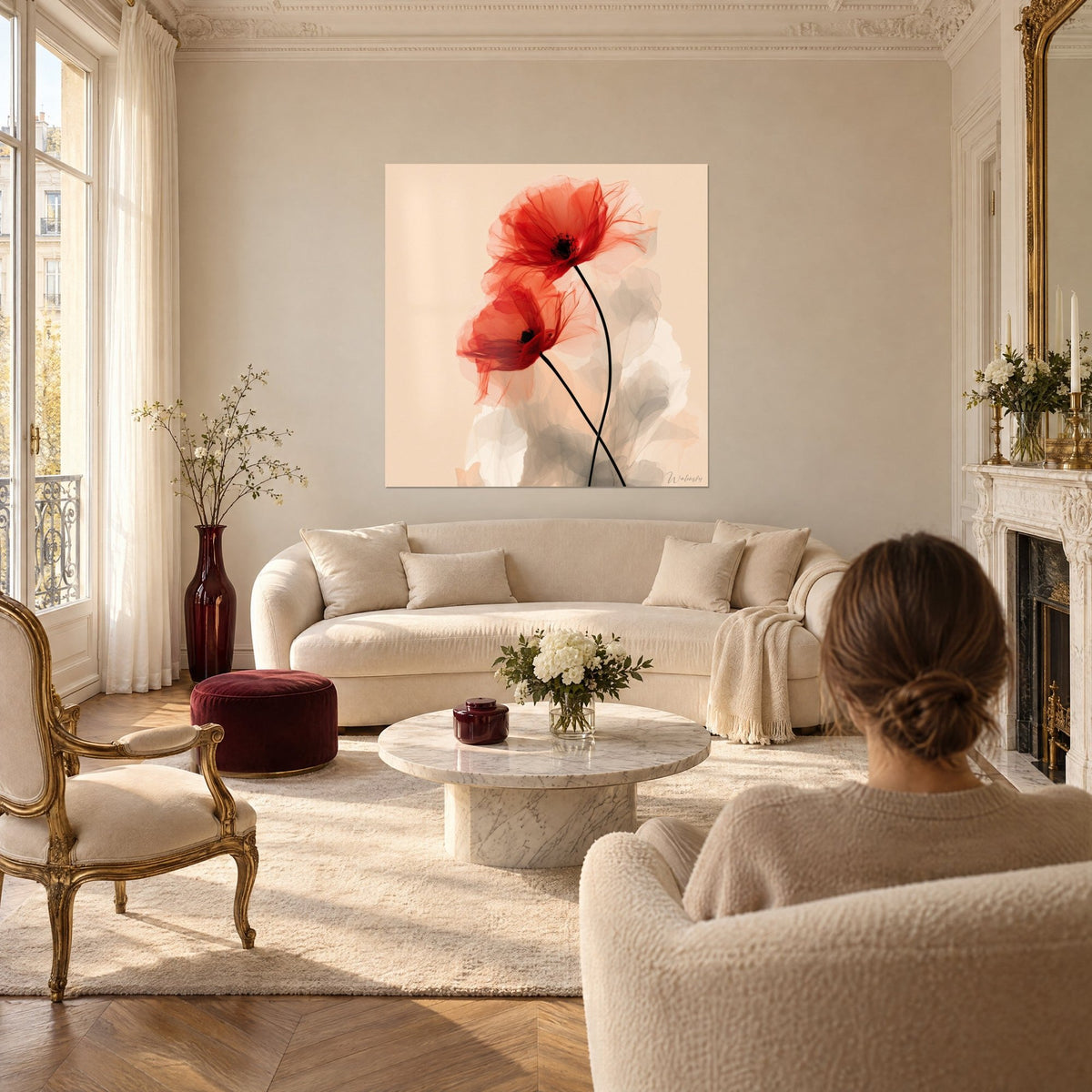Tableau deux coquelicots rouges aux pétales transparents sur fond beige, tiges noires croisées, au-dessus d'un canapé dans un salon lumineux