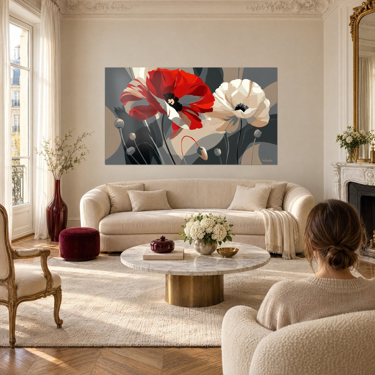 Tableau coquelicot rouge vif et pavot ivoire sur fond gris anthracite, personne de dos, au-dessus d'un canapé dans un salon lumineux
