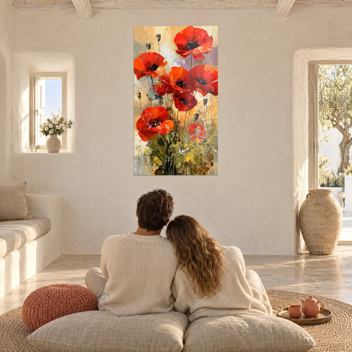 Quadro mazzetto di papaveri rossi su sfondo crema e malva, coppia di spalle seduta su cuscini accanto a un vassoio da tè