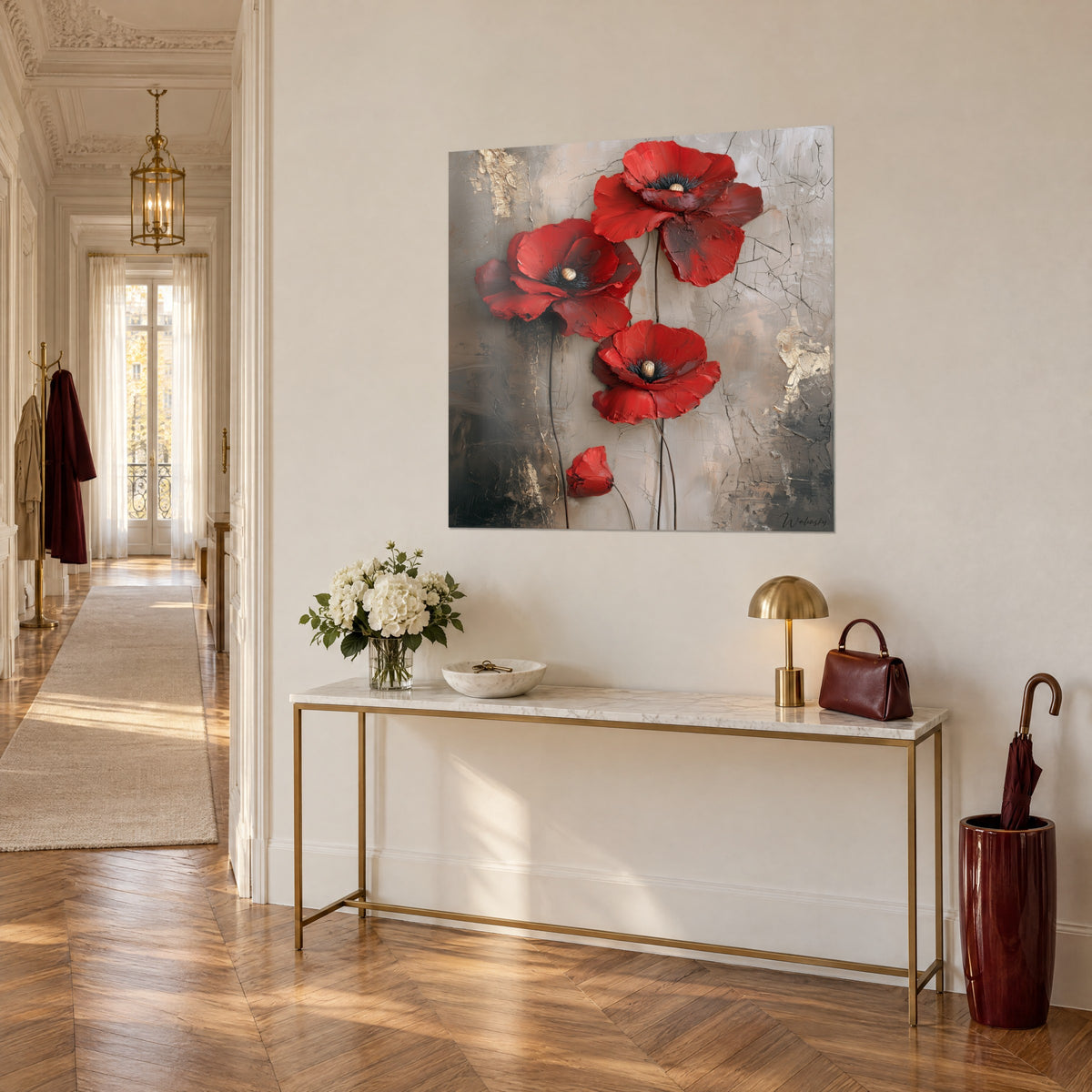 Tableau trois fleurs de pavot écarlates aux pétales épais et tiges brunes fines, fond beige craquelé, vue de trois-quarts sur console
