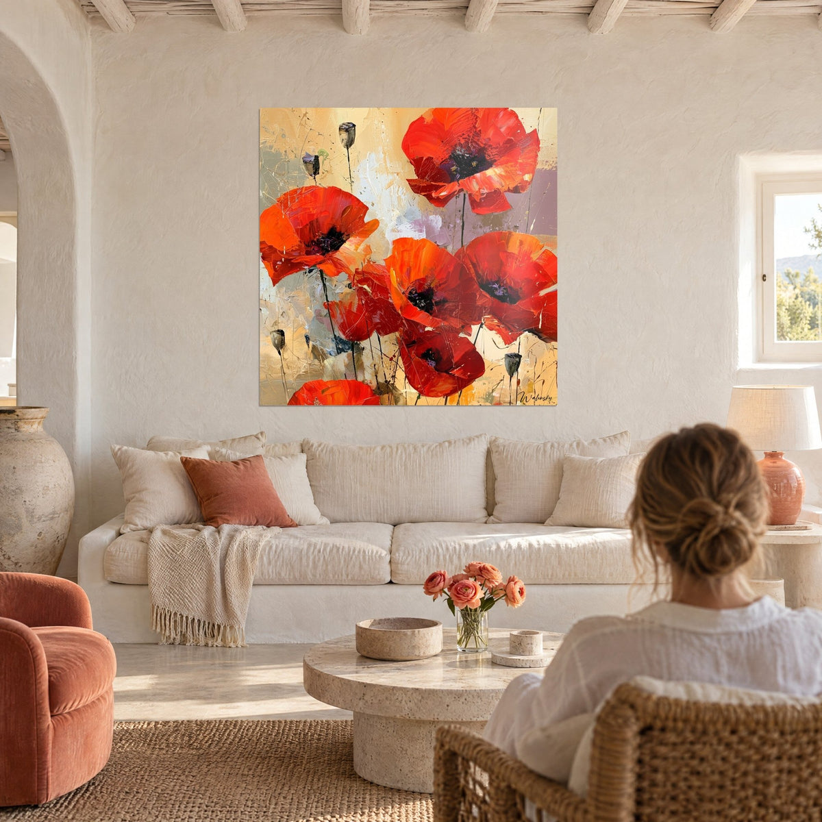 Tableau coquelicots écarlates peints au couteau, cœurs violets sur fond crème et or, au-dessus d'un canapé dans un salon lumineux