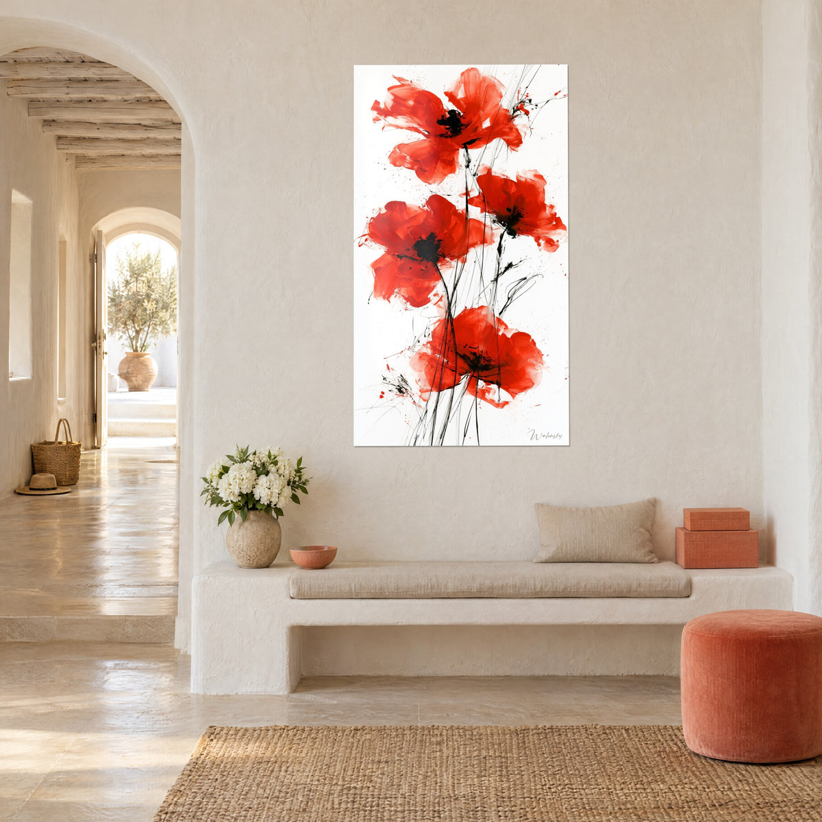 Quadro con fiori di papavero rosso vermiglione e tratti di inchiostro nero su fondo bianco, panca in pietra e arco, casa mediterranea