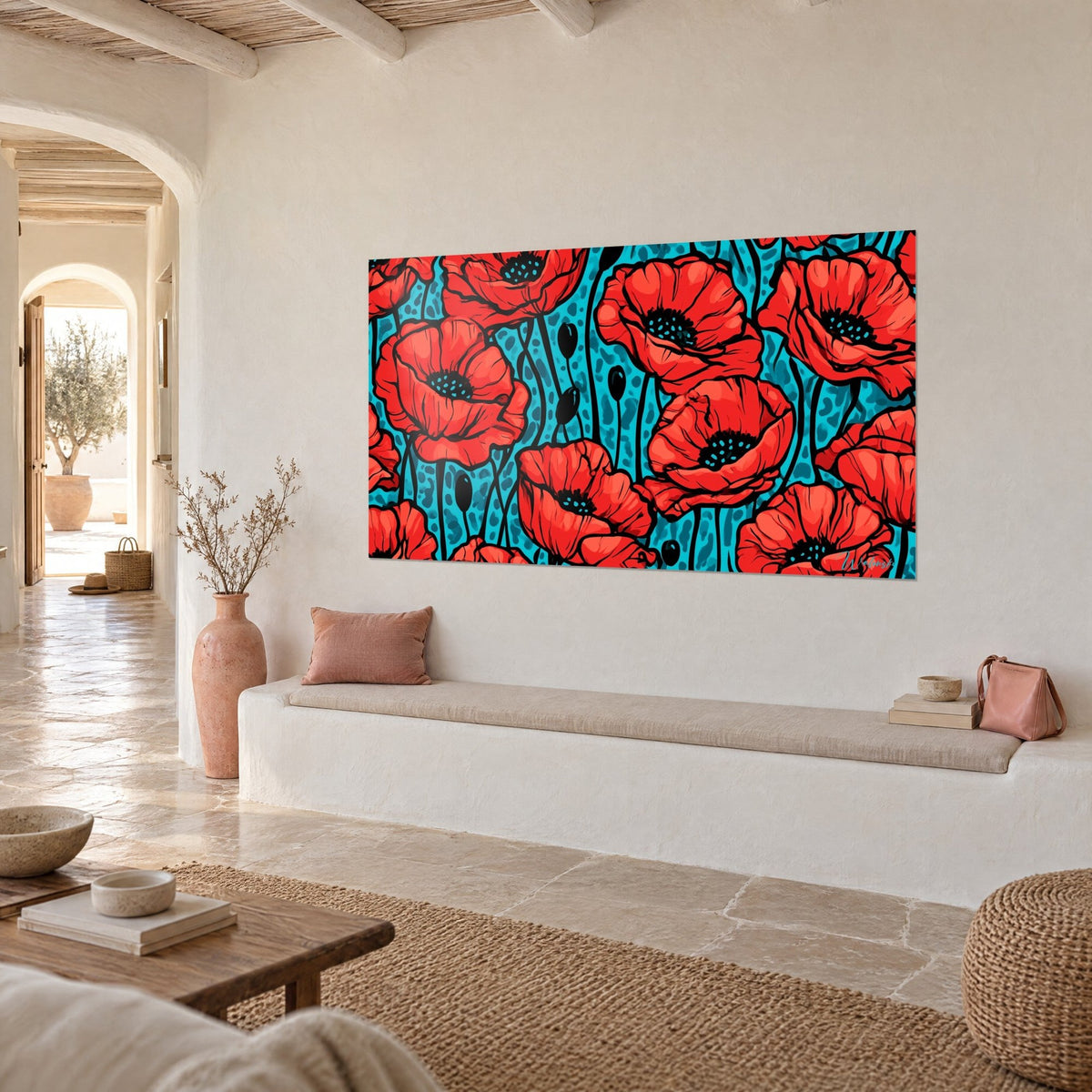 Tableau fleurs de coquelicot vermillon aux étamines bleu clair, fond turquoise léopard, mur crépi blanc et banquette chaulée
