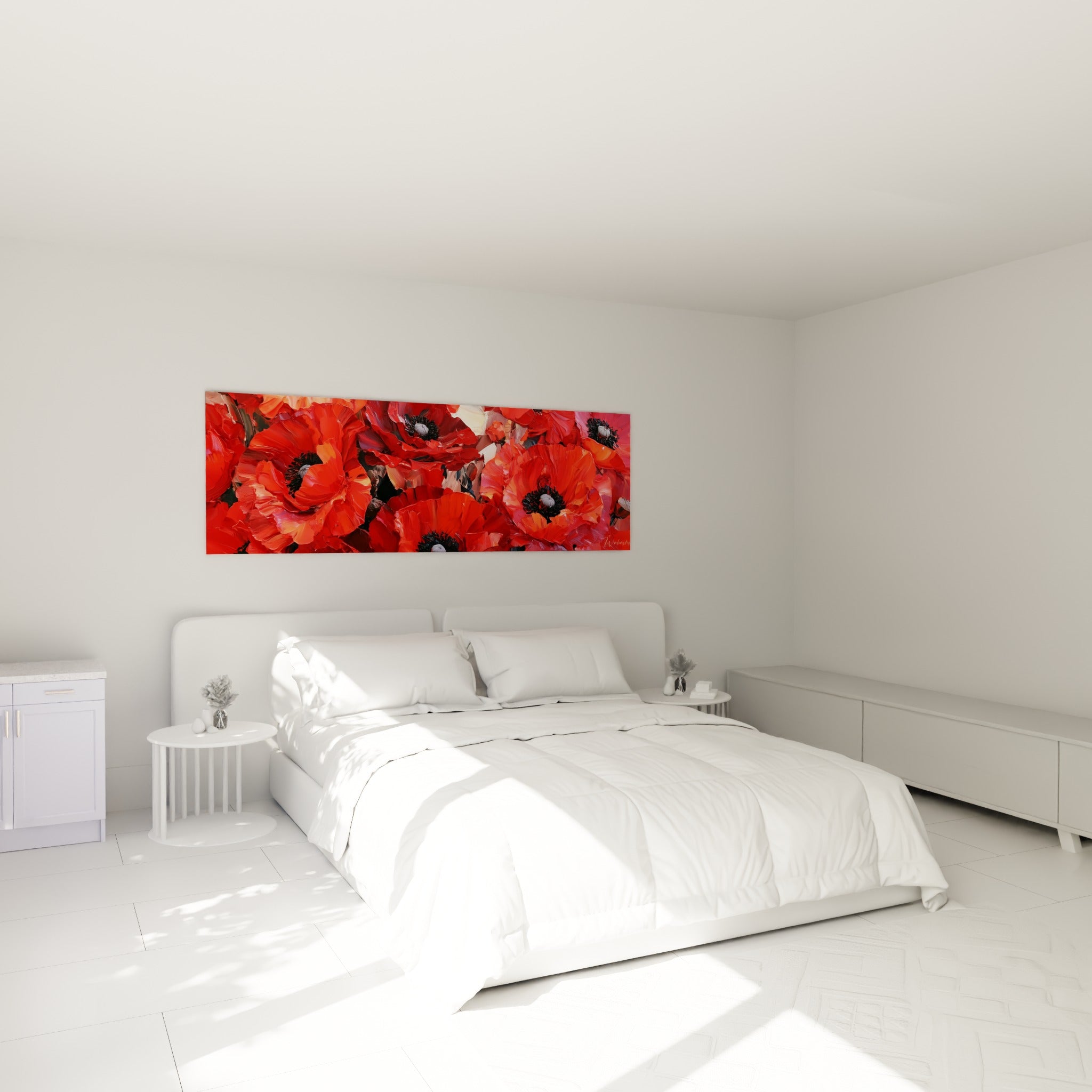 Bouquet de coquelicots écarlates et ocre accroché au-dessus d'un lit dans une chambre claire