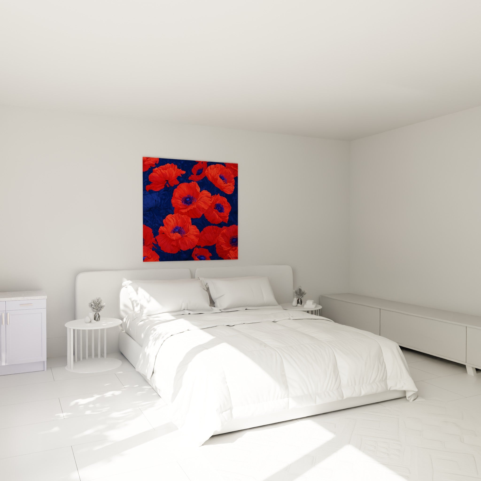 Bouquet de coquelicots écarlates et bleu marine accroché au-dessus d'un lit dans une chambre claire