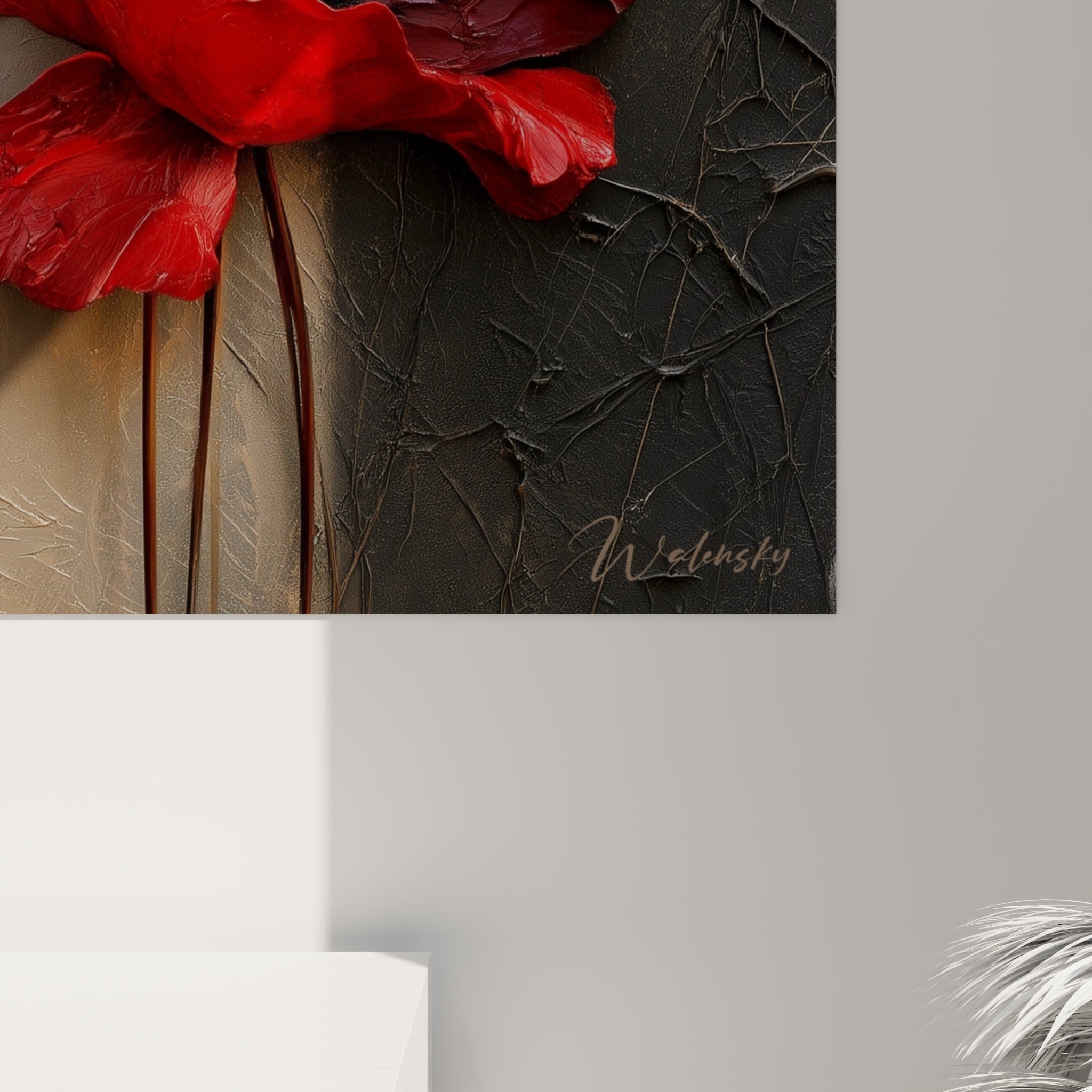 Empâtements rouges et texture granuleuse du pétale de coquelicot, contraste avec le fond beige patiné