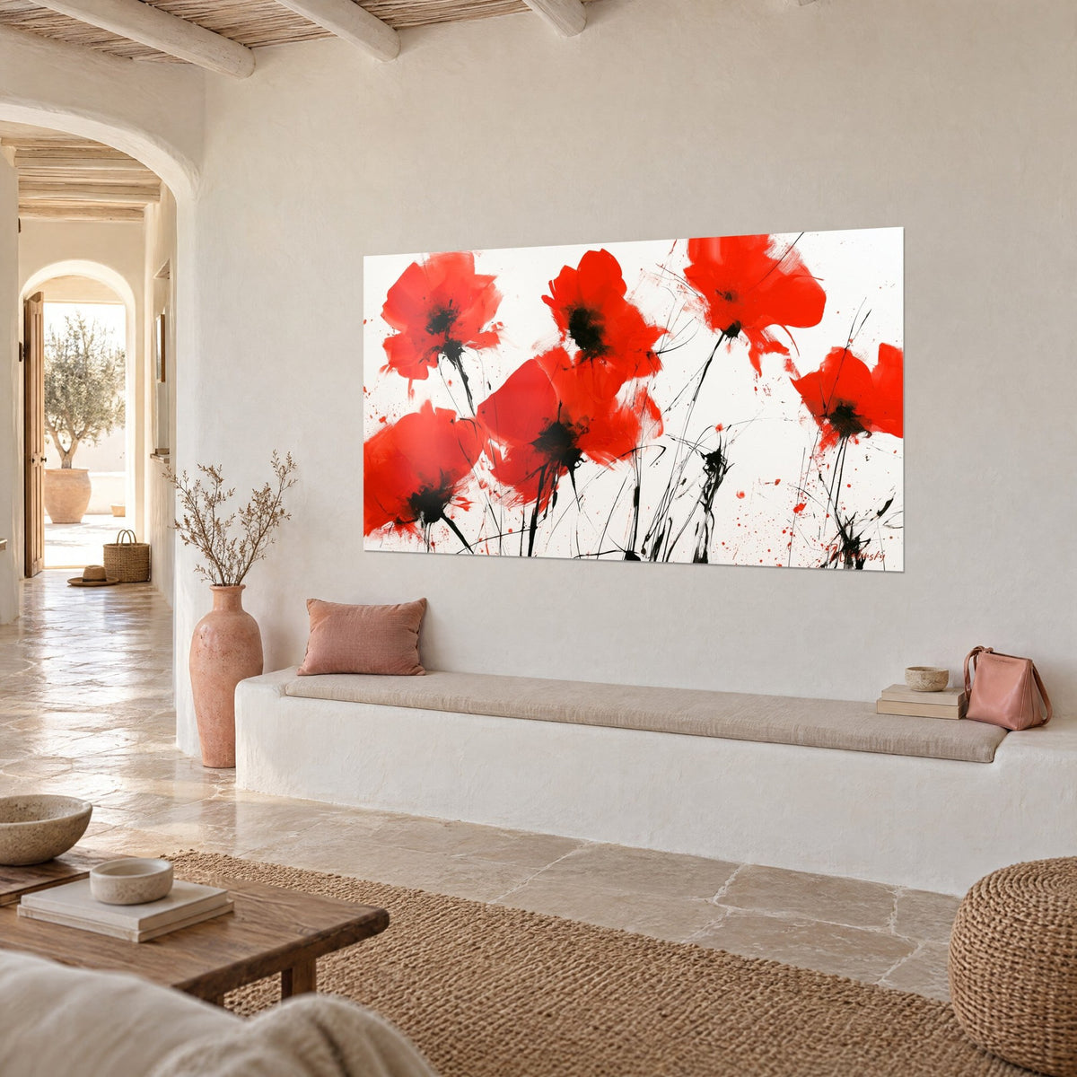 Tableau coquelicots rouge vif aux pétales bavant d'encre, tiges noires nerveuses sur blanc, vu en trois-quarts dans une maison méditerranéenne