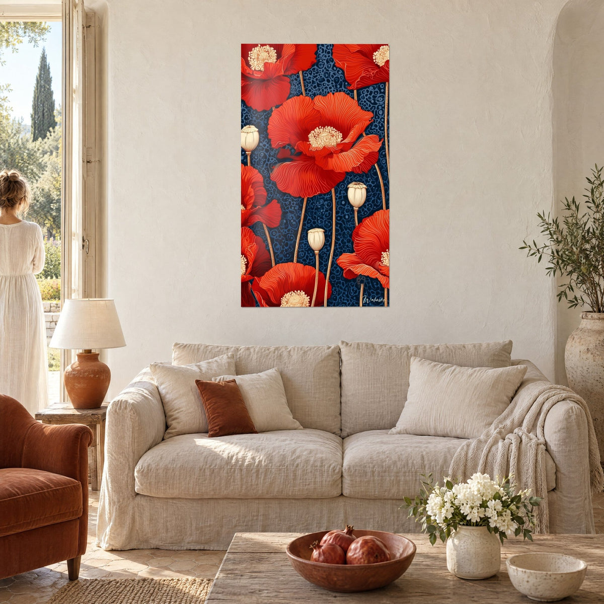 Schilderij met grote rode klaprozen op een gespikkelde marineblauwe achtergrond, boven een bank in een lichte woonkamer