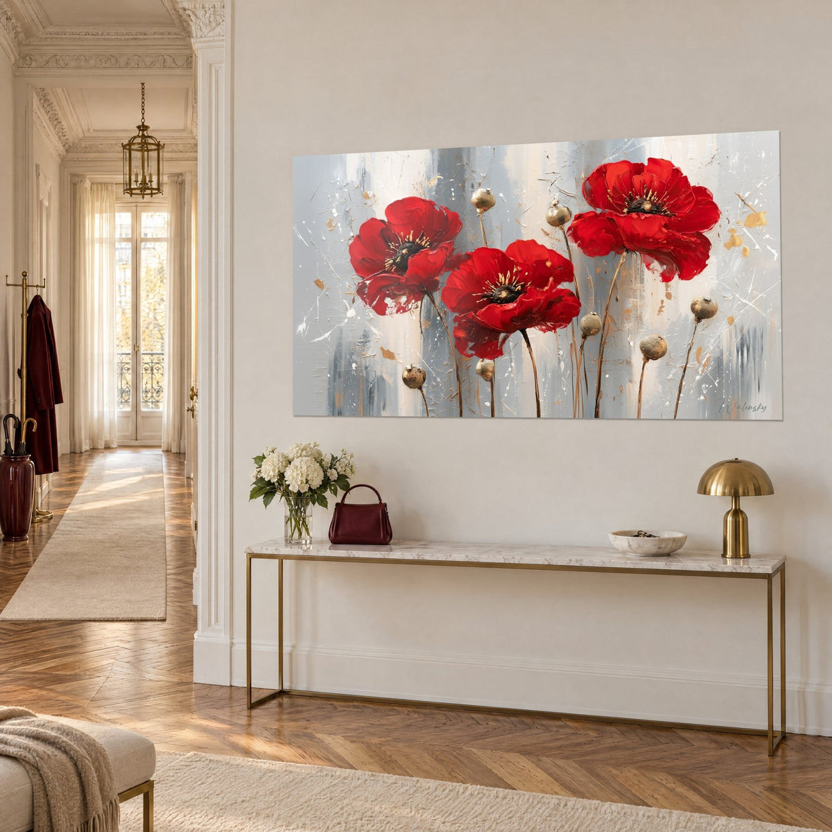 Tableau fleurs de coquelicot rouge vif et touches d'or sur fond gris argenté, accroché au-dessus d'une console dorée à marbre blanc