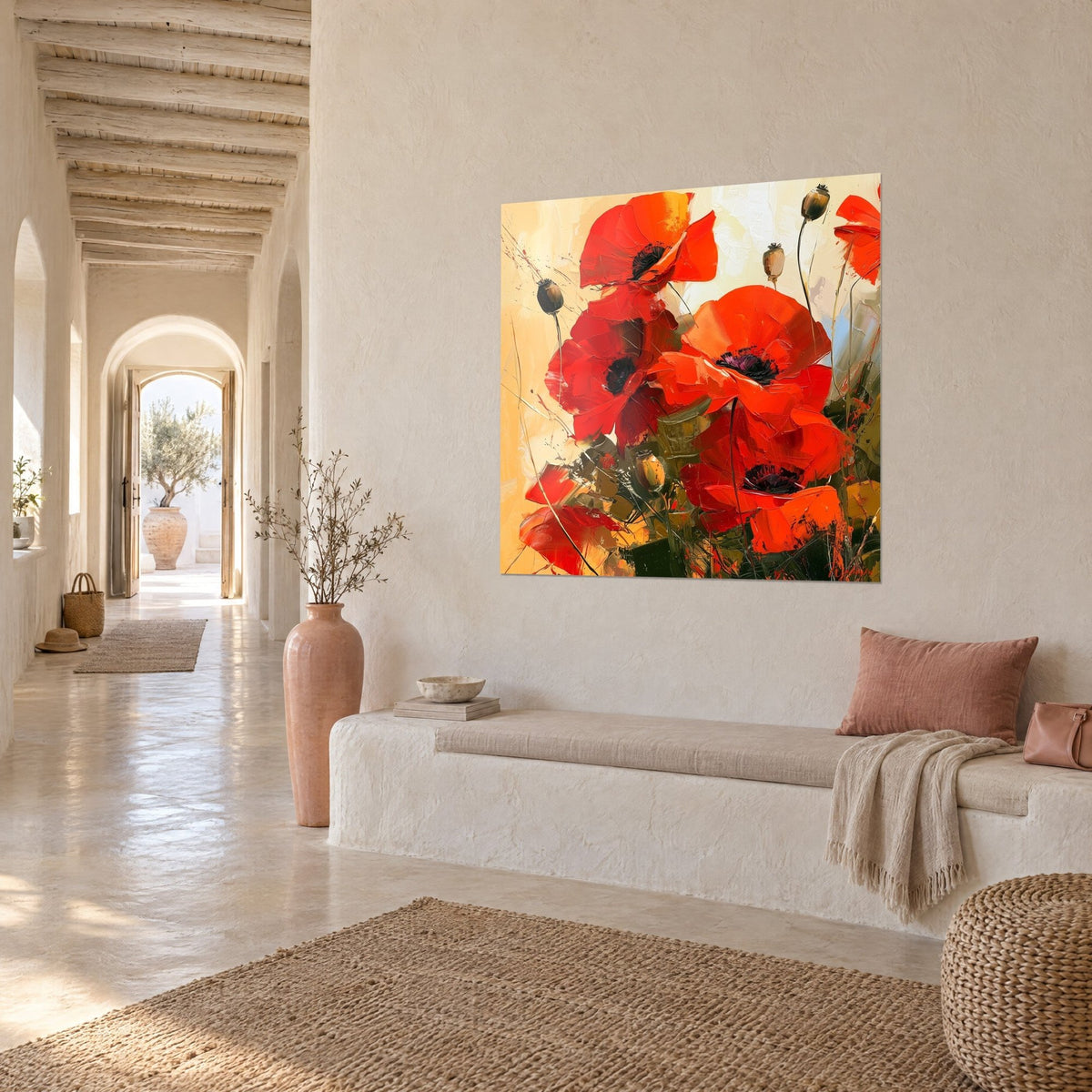 Tableau fleurs de pavot rouge vif, capsules brunes et fond jaune miel, accroché dans un couloir voûté méditerranéen