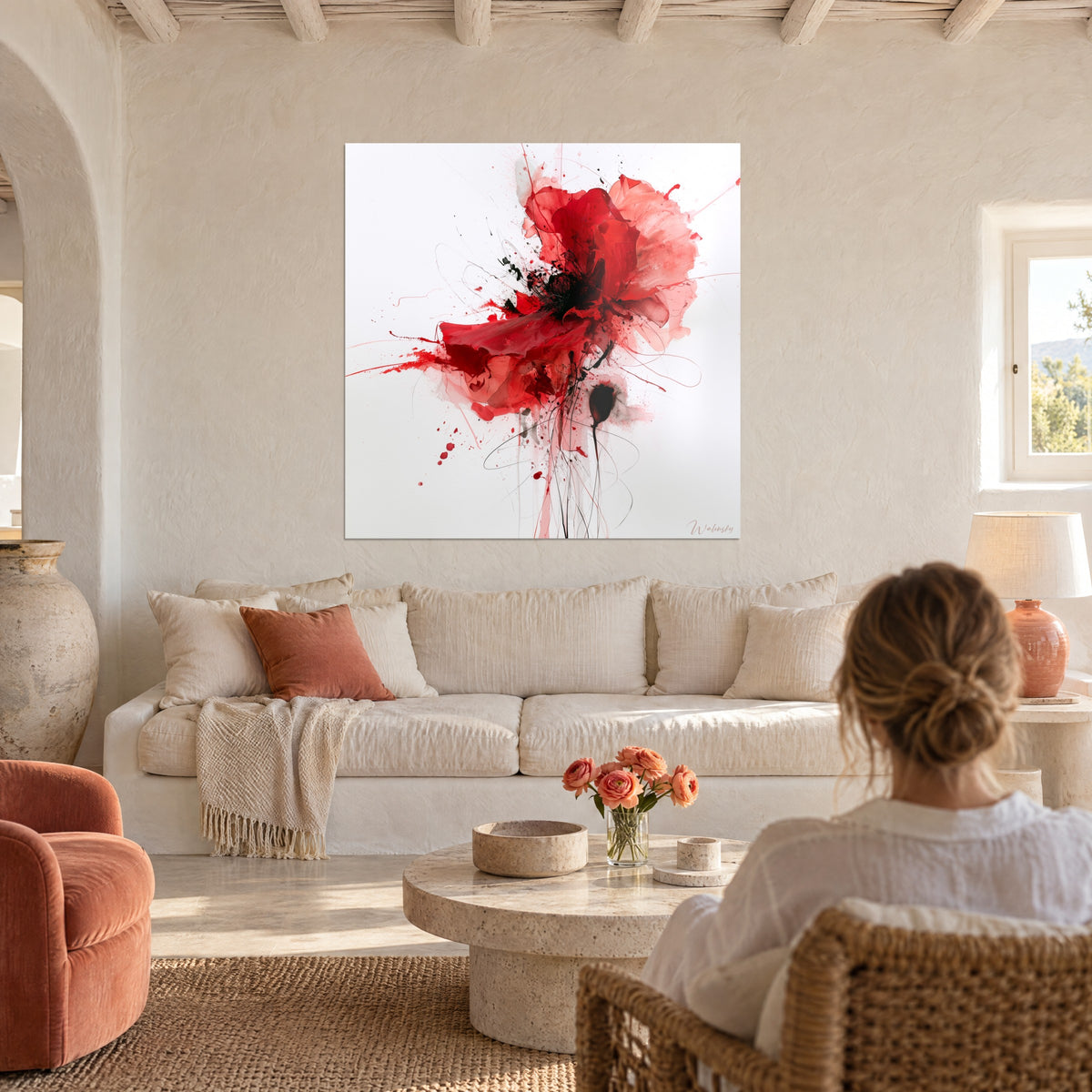 Πίνακας κόκκινη παπαρούνα έντονου κόκκινου χρώματος με τσαλακωμένα πέταλα και μαύρη καρδιά, γυναίκα από την πλάτη, πάνω από καναπέ σε φωτεινό σαλόνι