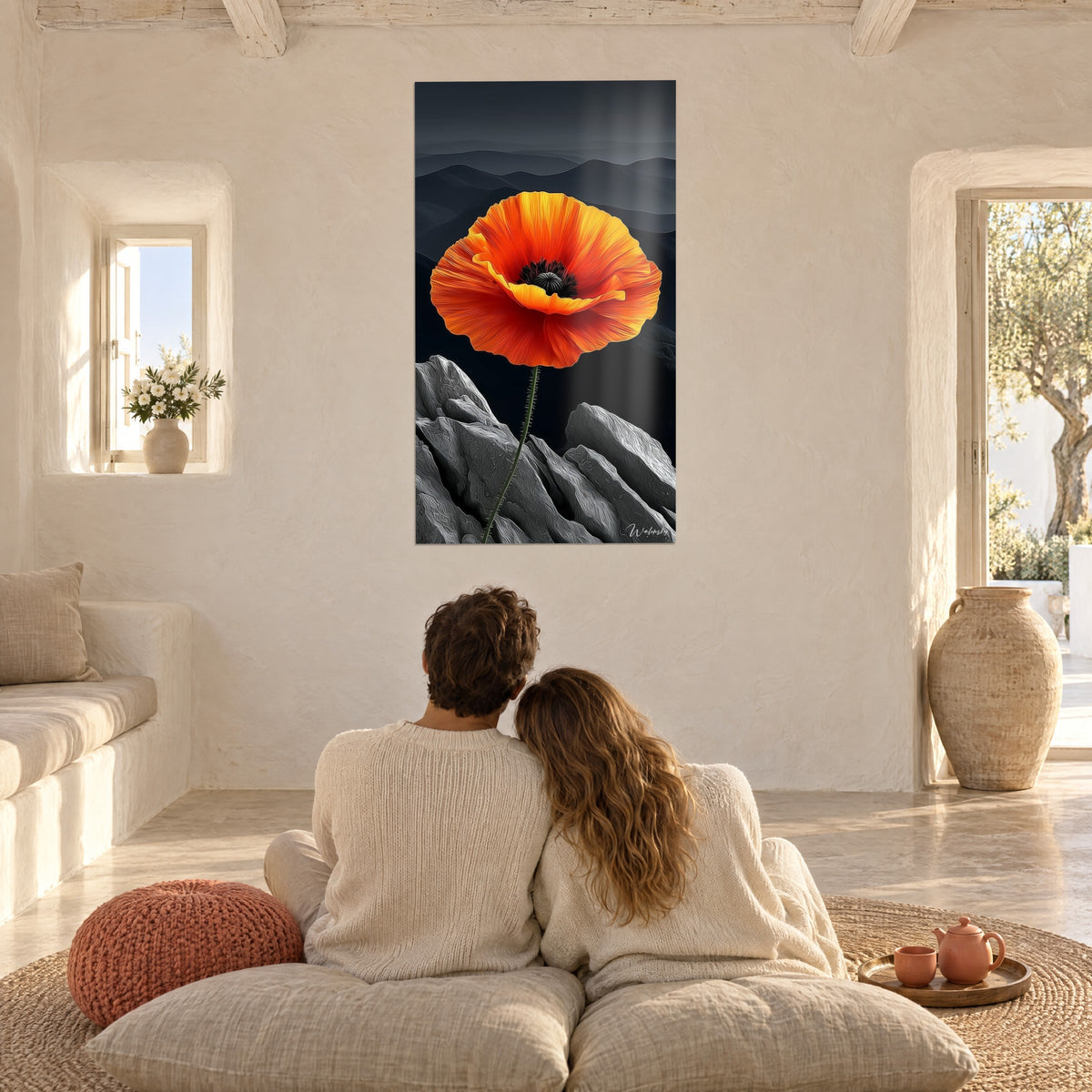 Schilderij scharlakenrode bloem op grijze steenhelling en donkere horizon, koppel van achteren omstrengeld op kussens in een mediterrane woonkamer