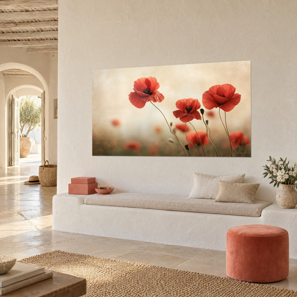 Cuadro con flores de amapola escarlata de tallos finos y curvos sobre fondo crema, pared blanca y banco, casa mediterránea