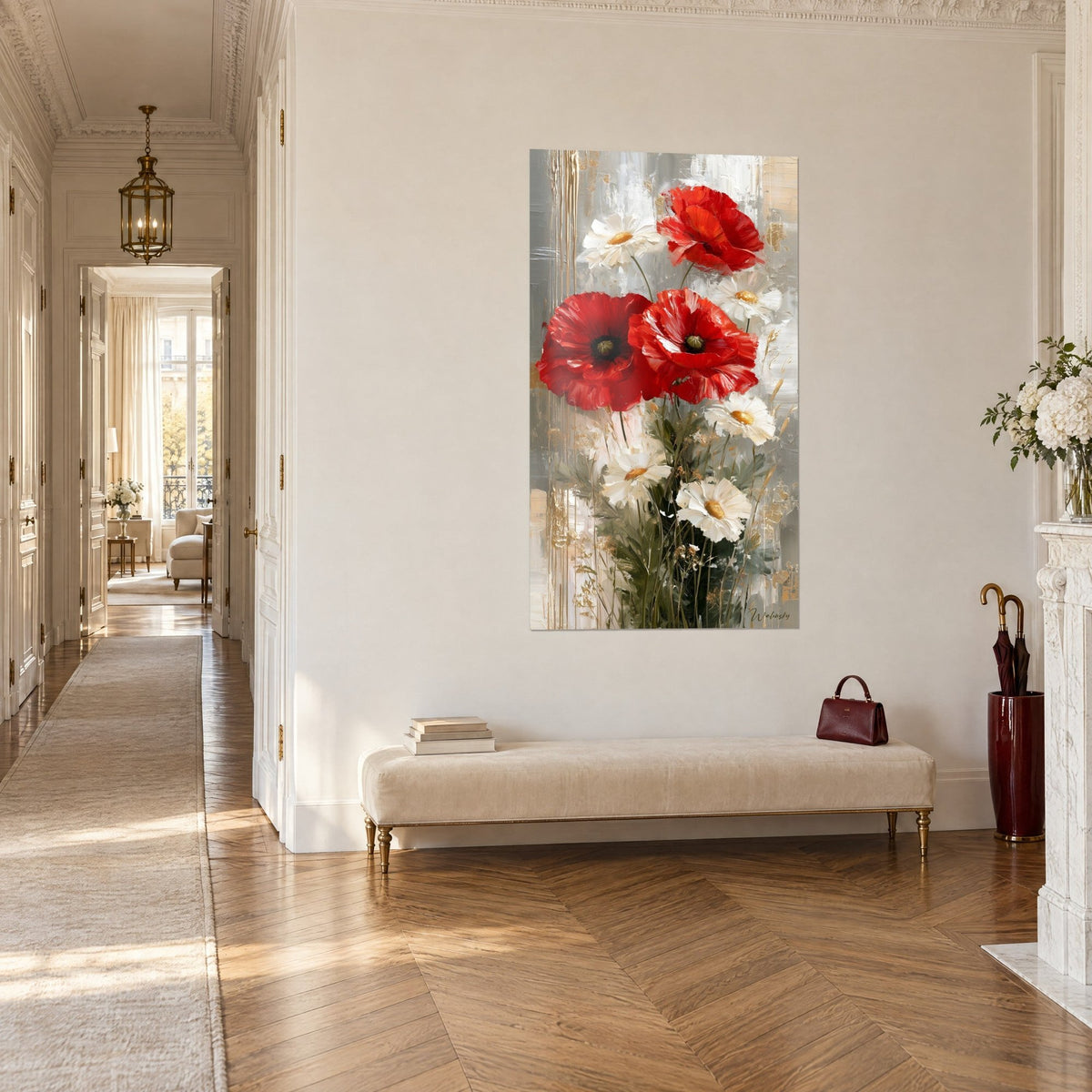Tableau bouquet de pavots rouges et pâquerettes blanches à cœur ambré, traînées d'or, mur crème, couloir haussmannien parqué