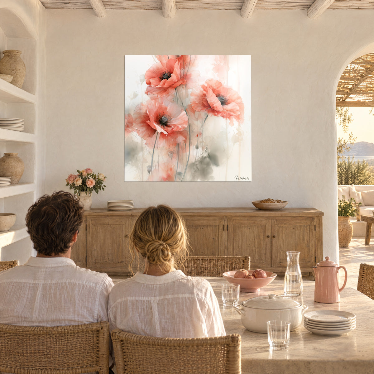 Quadro tre grandi fiori rosso corallo con stami neri, tenui velature di grigio e avorio, in un soggiorno con arco aperto
