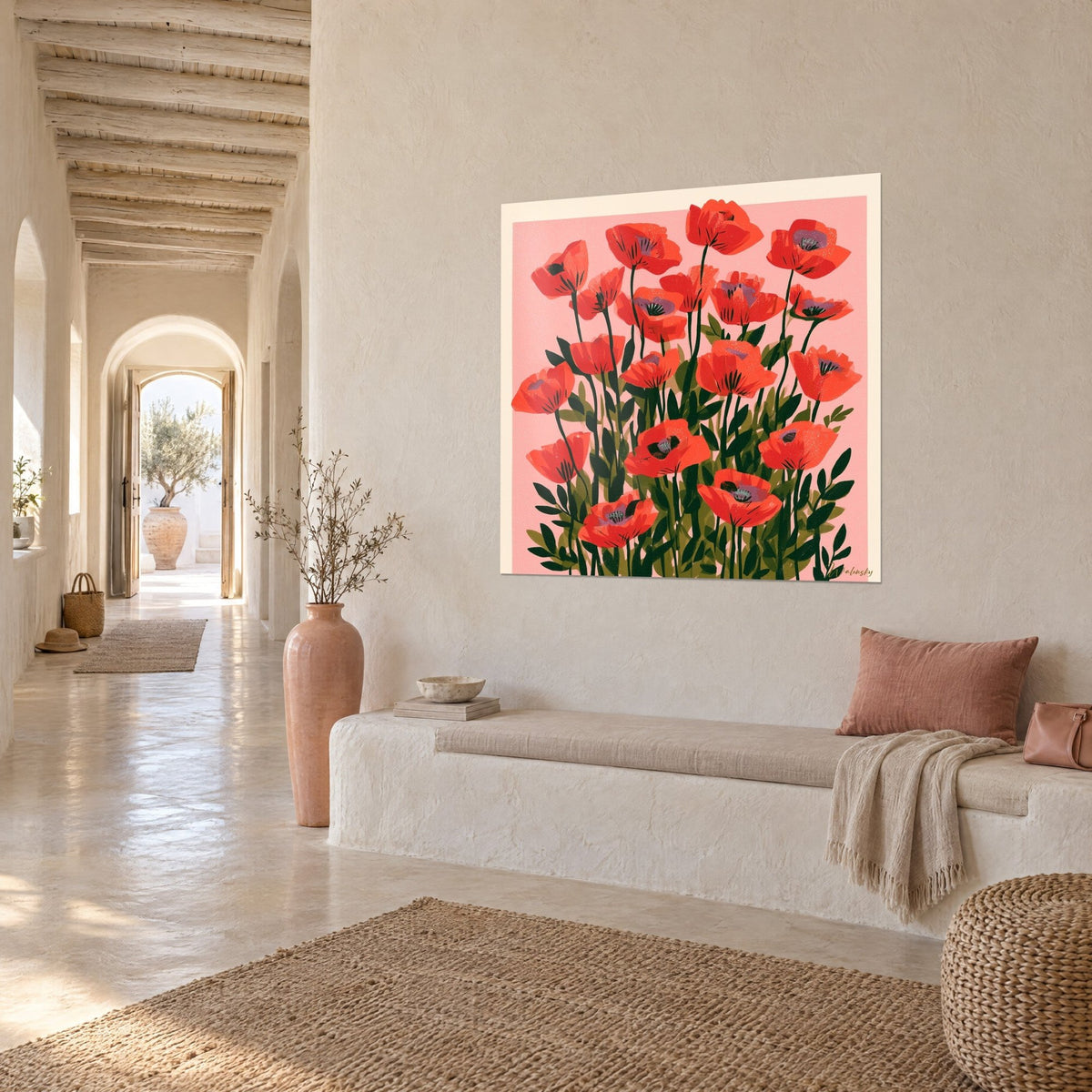 Gemälde Feld aus leuchtend roten Blumen mit dunklen Stielen, blassrosa Hintergrund, im gewölbten Flur mit Sandtönen aufgehängt