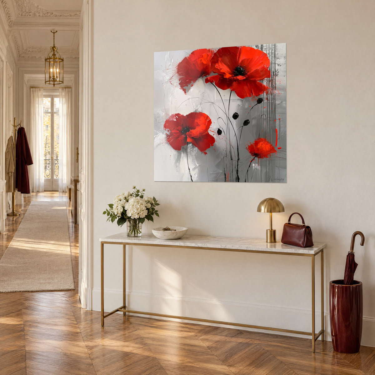 Cuadro de flores de amapola rojo intenso, tallos negros finos sobre fondo gris perla, visto de tres cuartos, sobre una consola dorada