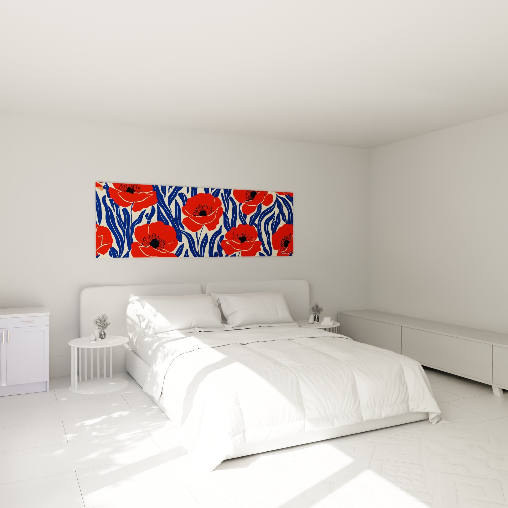 Fleurs de coquelicot rouges et bleu marine accrochées au-dessus d'un lit dans une chambre claire