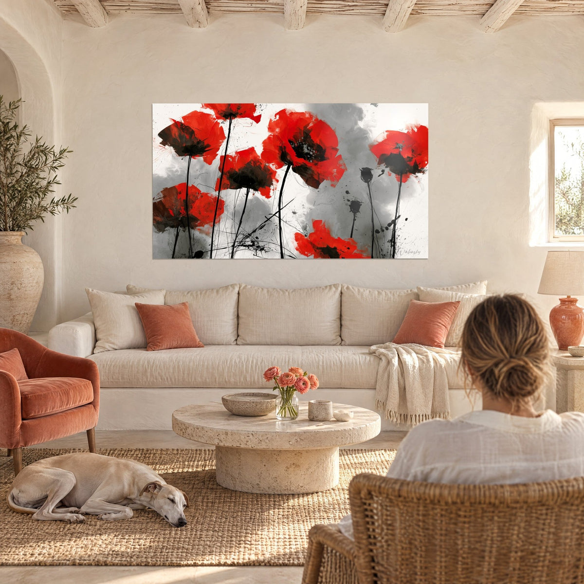Tableau coquelicots écarlates aux tiges noires griffées, fond gris brumeux, femme et lévrier au-dessus d'un canapé dans un salon lumineux