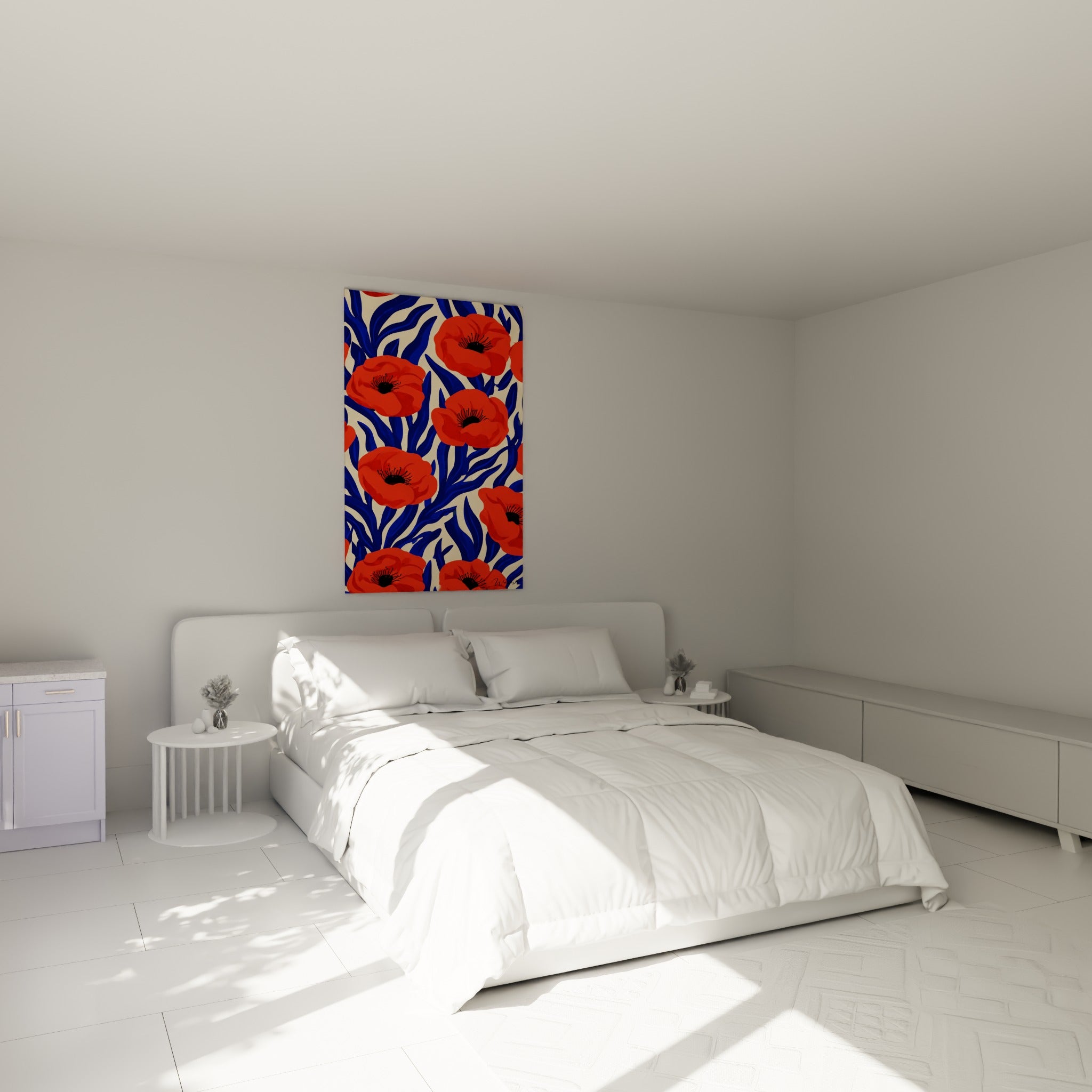 Fleurs de coquelicot rouge vif et feuillages bleu marine au-dessus d'un lit dans une chambre claire
