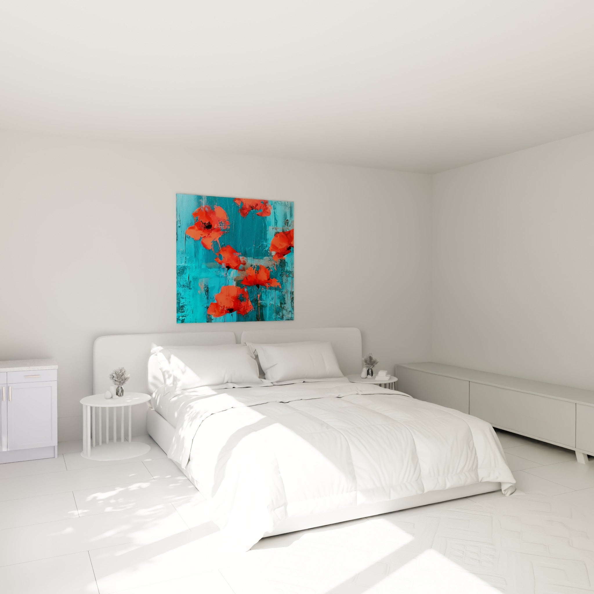 Fleurs de coquelicot rouge vif et turquoise profond accrochées au-dessus d'un lit dans une chambre claire