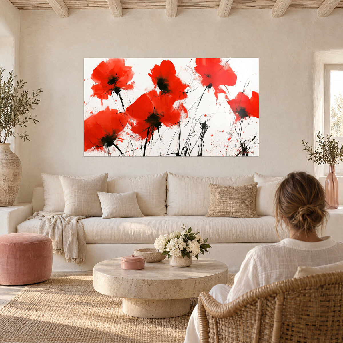 Cuadro de amapolas escarlata de corazones negros y tallos con garras sobre fondo blanco, pareja de espaldas, sobre un sofá en un salón luminoso