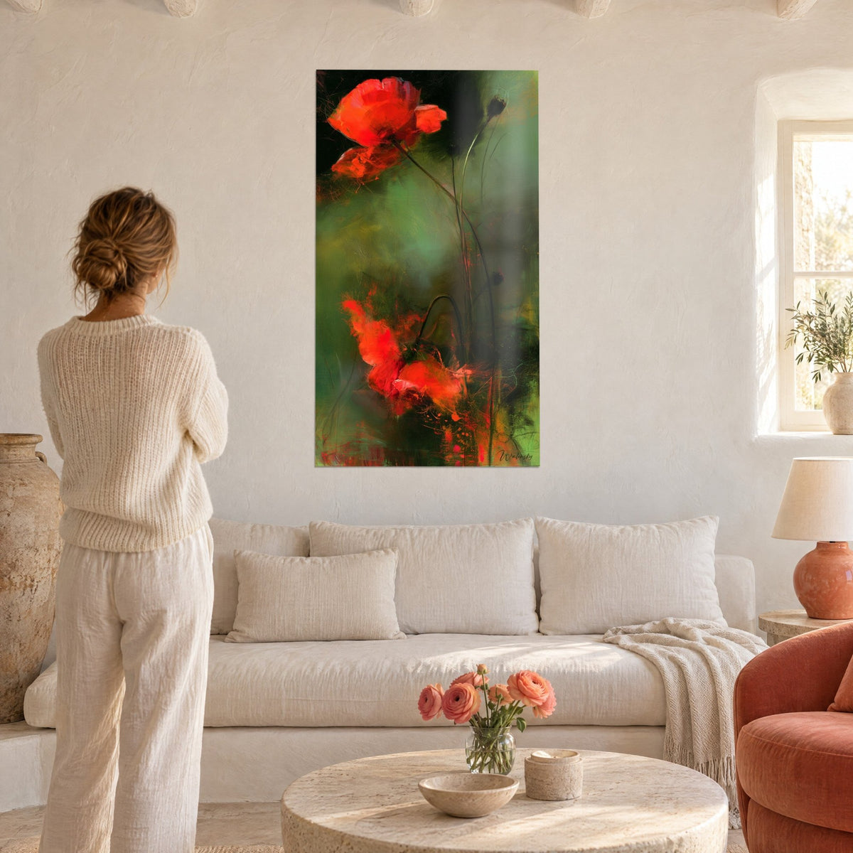 Tableau coquelicots écarlates sur fond vert mousse, tiges noires fines, femme de dos, au-dessus d'un canapé dans un salon lumineux