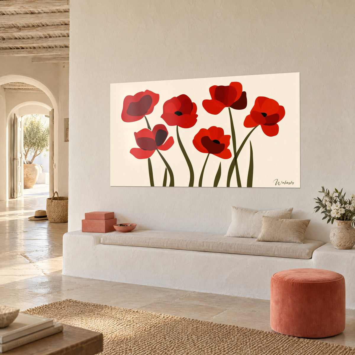 Quadro fiori di papavero rosso vermiglio con steli verde oliva, fondo crema, vista di tre quarti, panca bianca e pouf terracotta