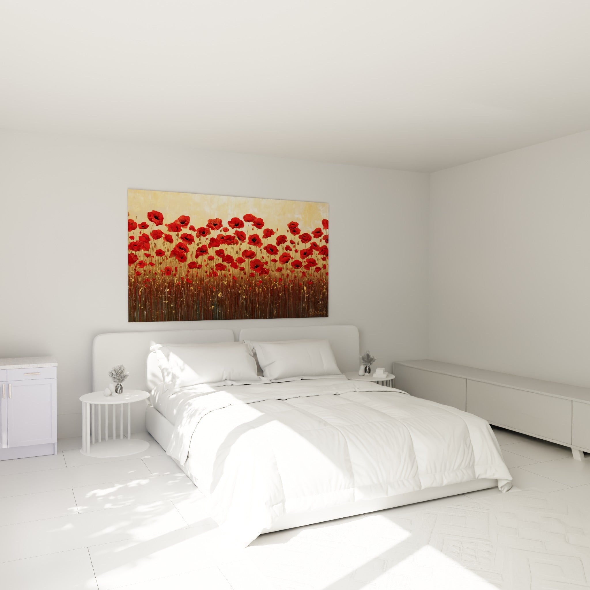 Fleurs de coquelicot rouge vif et fond doré chaleureux, au-dessus d'un lit dans une chambre claire