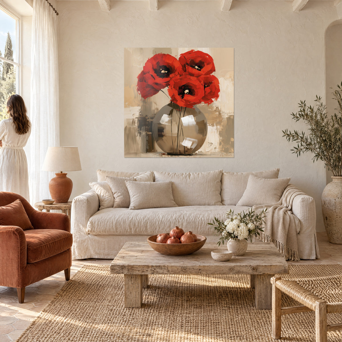 Cuadro ramo de amapolas escarlata de pétalos gruesos, jarrón redondo gris topo, fondo beige, sobre un sofá en un salón luminoso