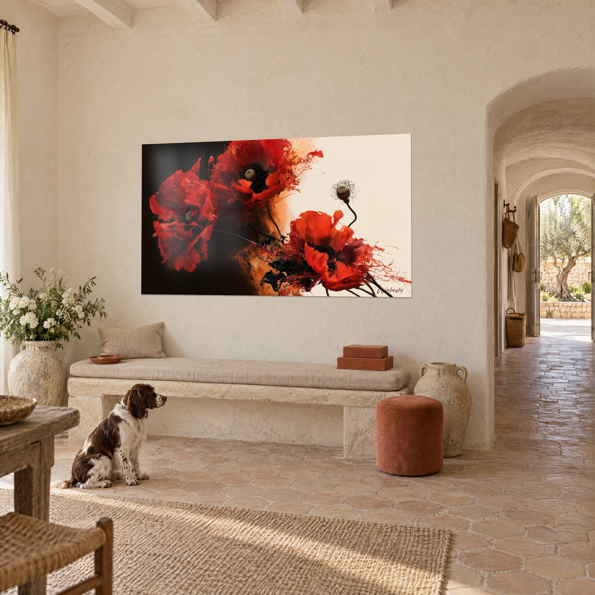 Tableau fleurs de pavot rouge vif aux pétales froissés, fond noir et ivoire, spaniel assis face au mur d'un mas provençal