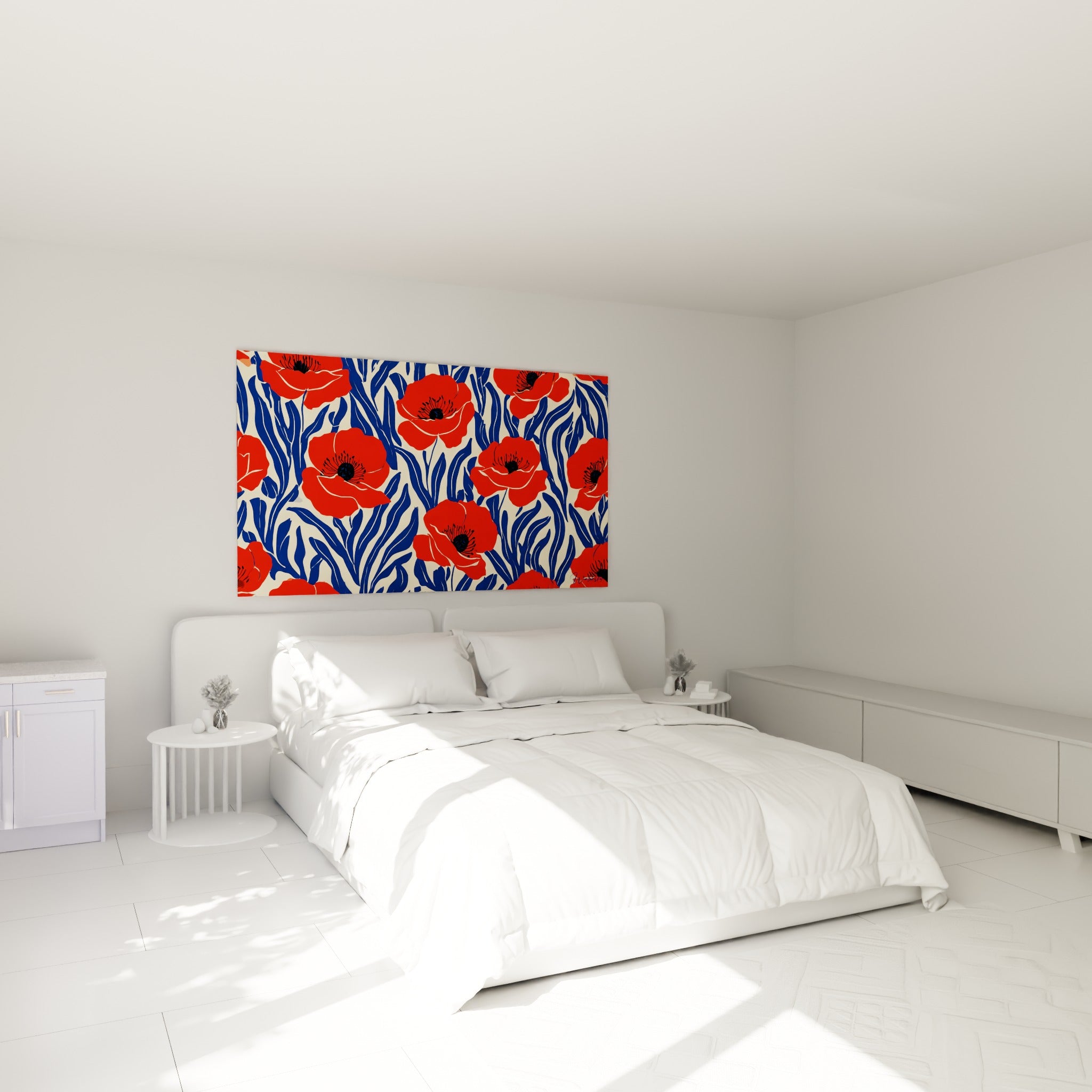 Bouquet de coquelicots rouges et bleu marine accroché au-dessus d'un lit dans une chambre claire
