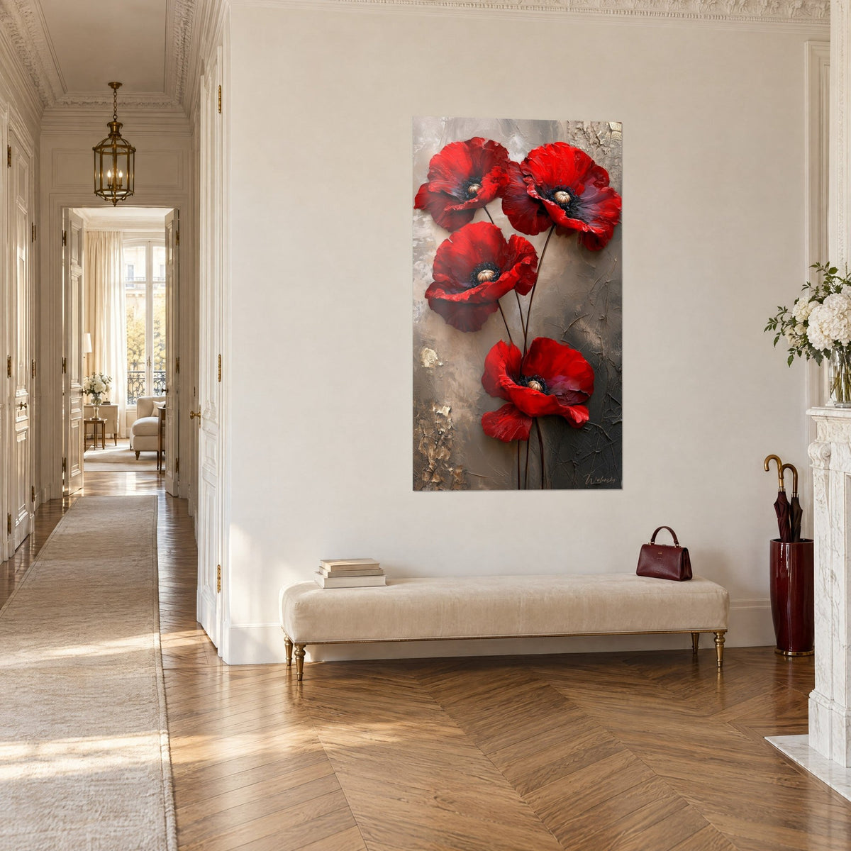 Tableau fleurs de pavot pourpres, cœurs bleu nuit et tiges brunes élancées sur fond gris beige, dans un couloir parquet doré