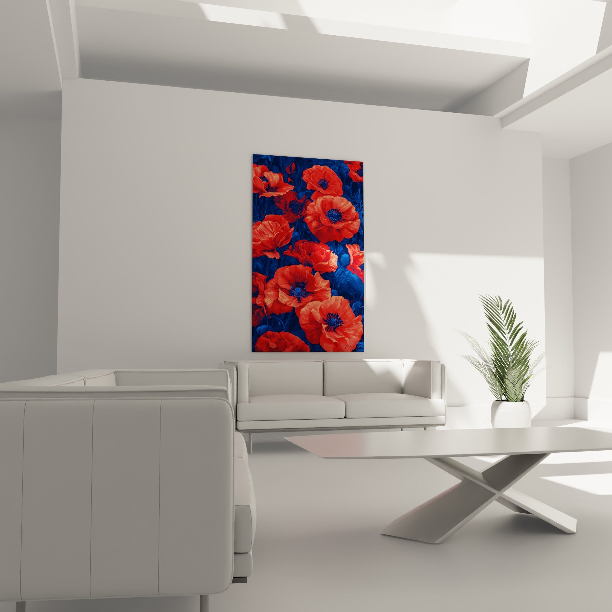 Fleurs rouge écarlate et bleu marine du coquelicot accrochées au-dessus d'un canapé dans un salon lumineux