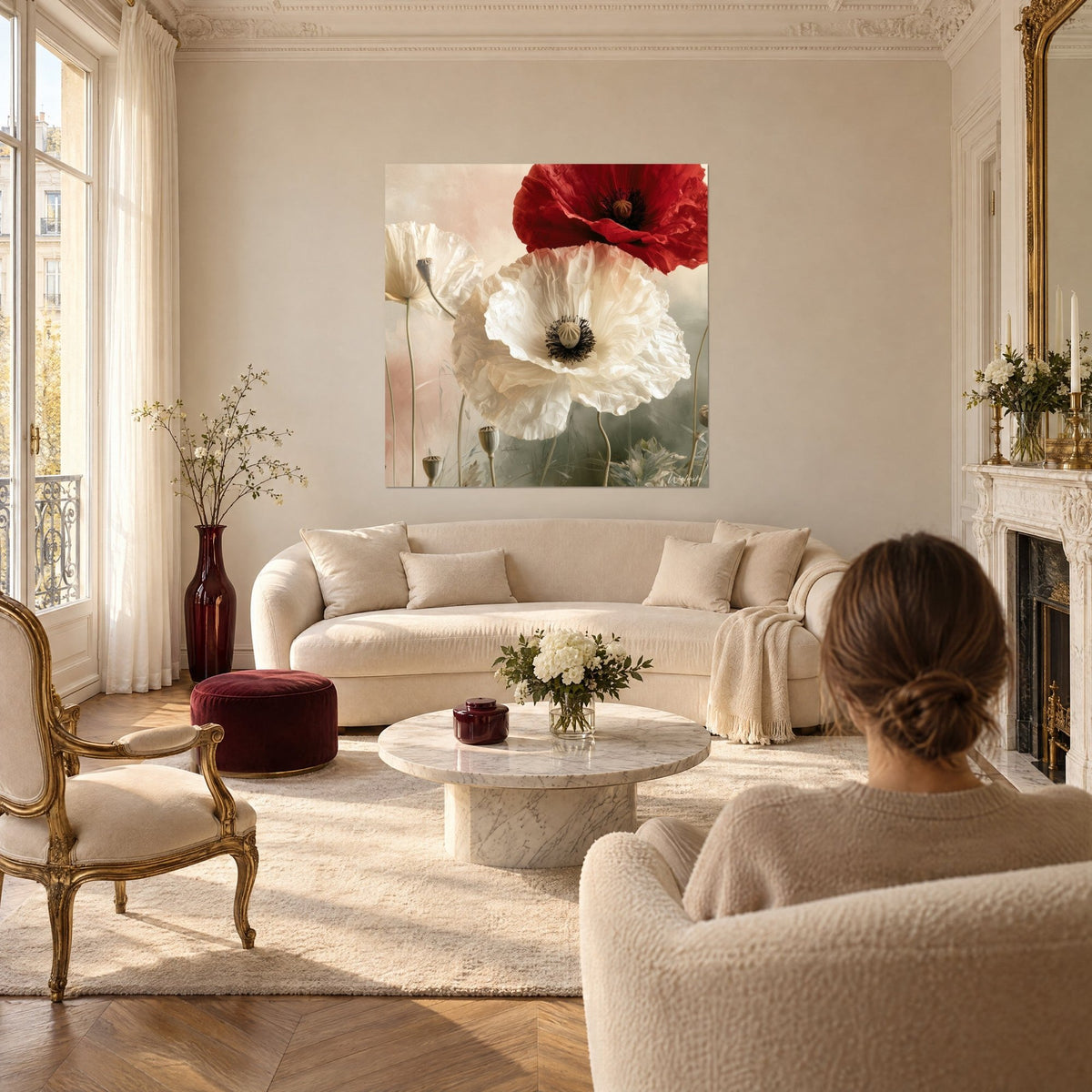 Tableau grand coquelicot blanc froissé et fleur rouge intense sur fond rose poudré, au-dessus d'un canapé dans un salon lumineux