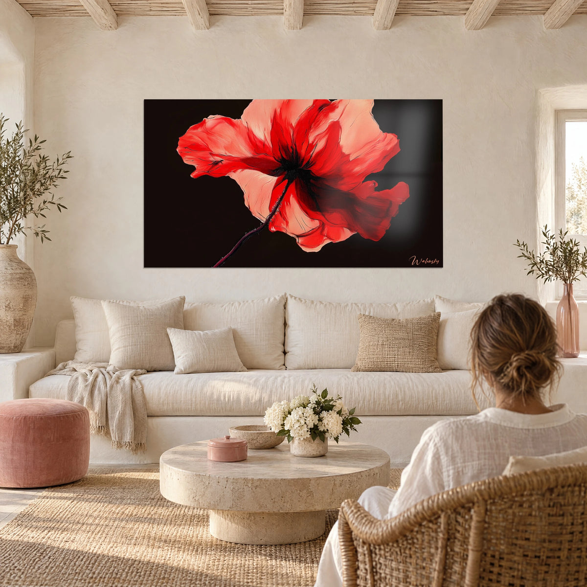 Tableau coquelicot rouge vermillon aux pétales saumon froissés sur fond noir, au-dessus d'un canapé dans un salon lumineux