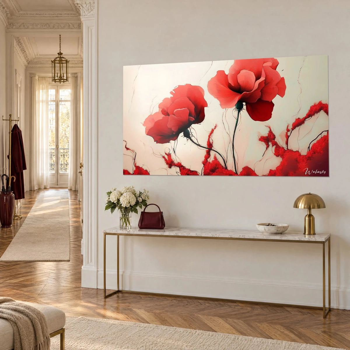 Schilderij klaprozen in koraalrood en karmijn blaadjes, felle verfspetters onderaan, aan een witte muur van een Haussmann-appartement
