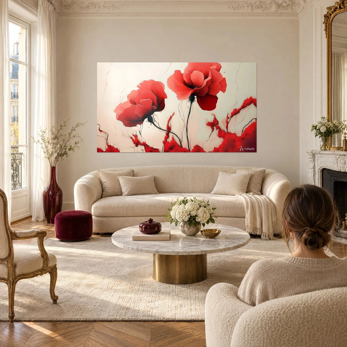 Schilderij twee felrode klaprozen met verfrommelde blaadjes op een crèmekleurige achtergrond, donkergroene stelen, boven een bank in een lichte woonkamer