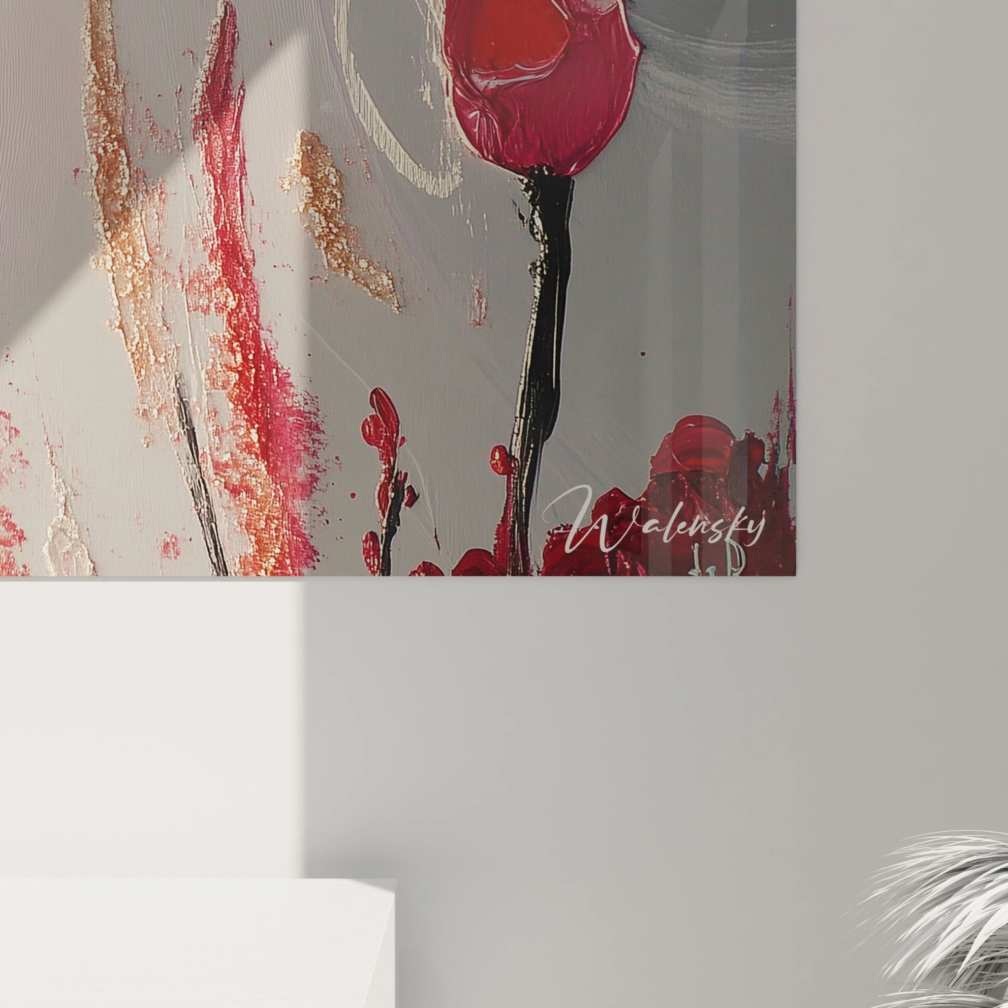 Un tableau coquelicot nature illustrant des fleurs rouges stylisées sur un fond texturé en gris et blanc, avec des superpositions de matière et des touches dorées intégrées aux détails.







