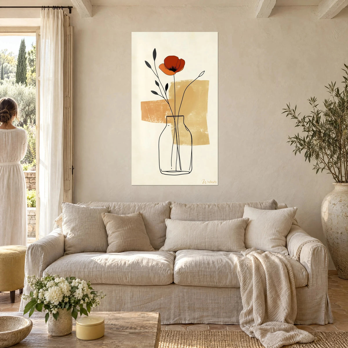 Gemälde mit ziegelroter Mohnblüte in einer transparenten Vase, ockerfarbene und honiggelbe Flächen, über einem Sofa in einem hellen Wohnzimmer