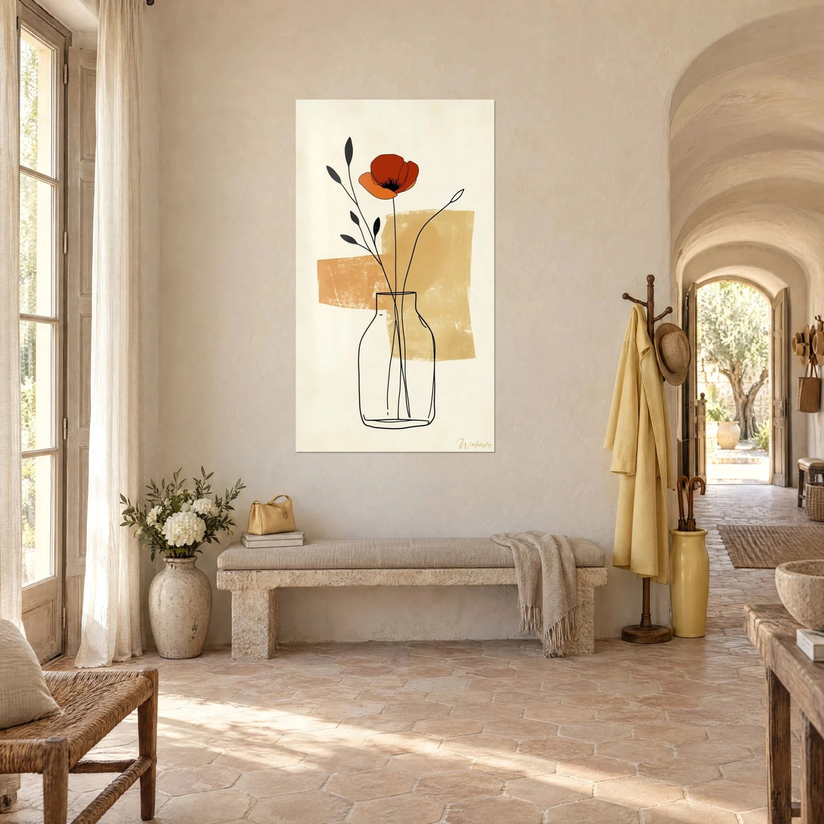 Gemälde mit orangefarbener und rostroter Mohnblüte, feinen schwarzen Stielen, cremefarbenem Hintergrund, in einem gewölbten Flur aus hellem Stein