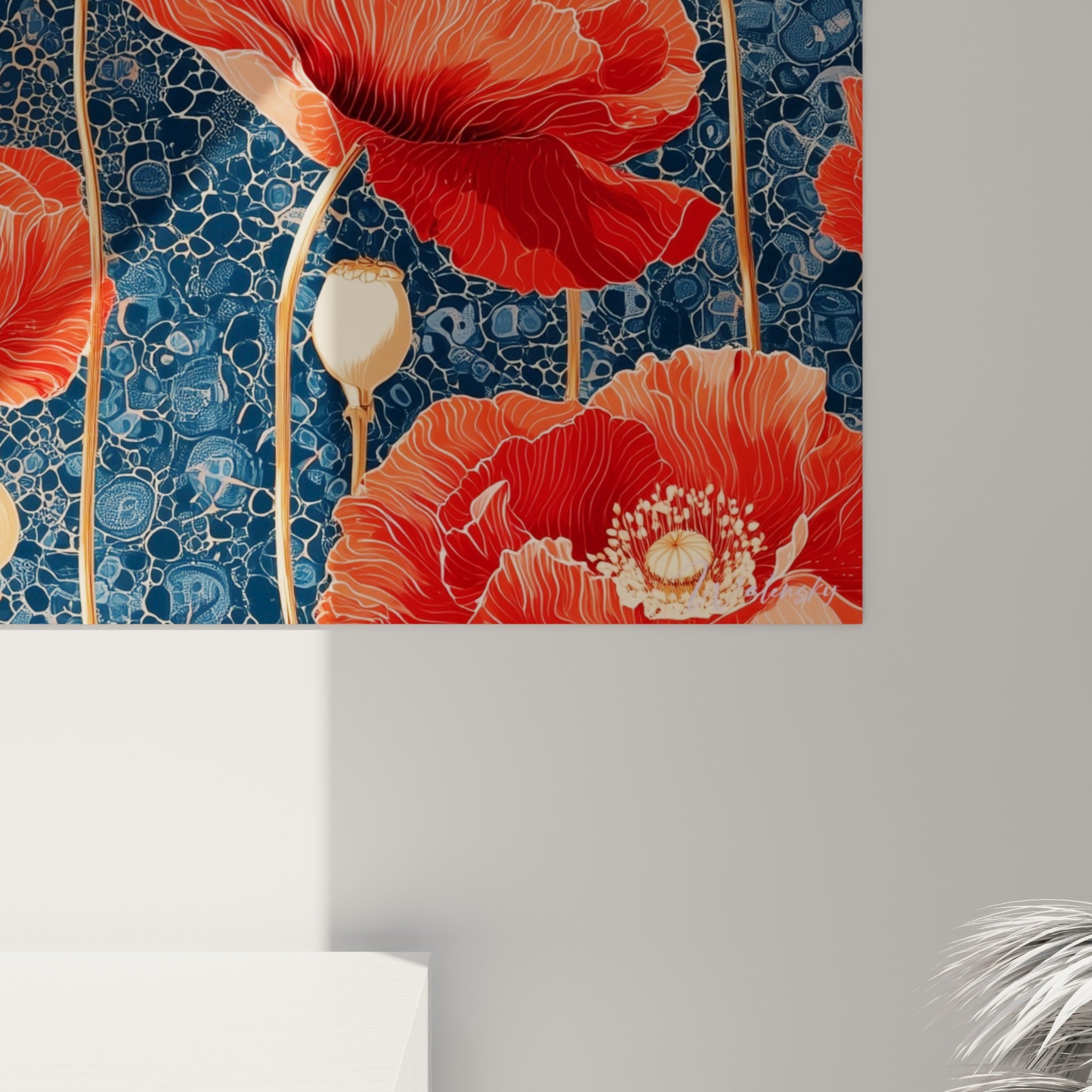 Empâtements rouges et lignes dorées du motif coquelicot visibles sur la toile accrochée au mur