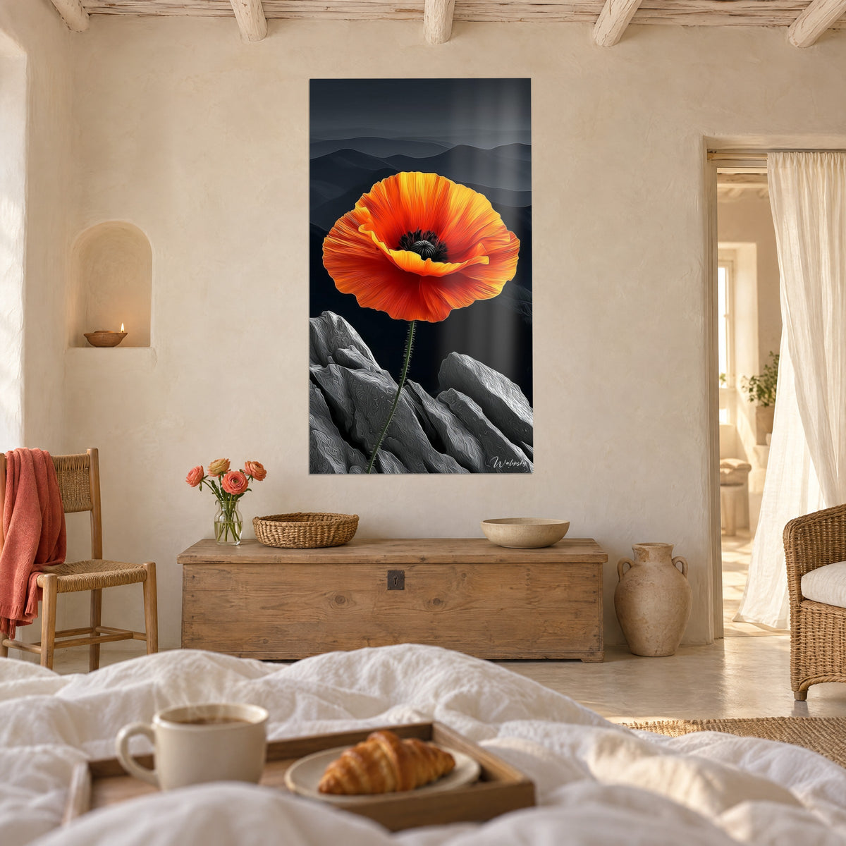 Schilderij enkele klaproos met oranje en rode bloemblaadjes tegen antracieten bergkammen, boven een bed in een lichte slaapkamer