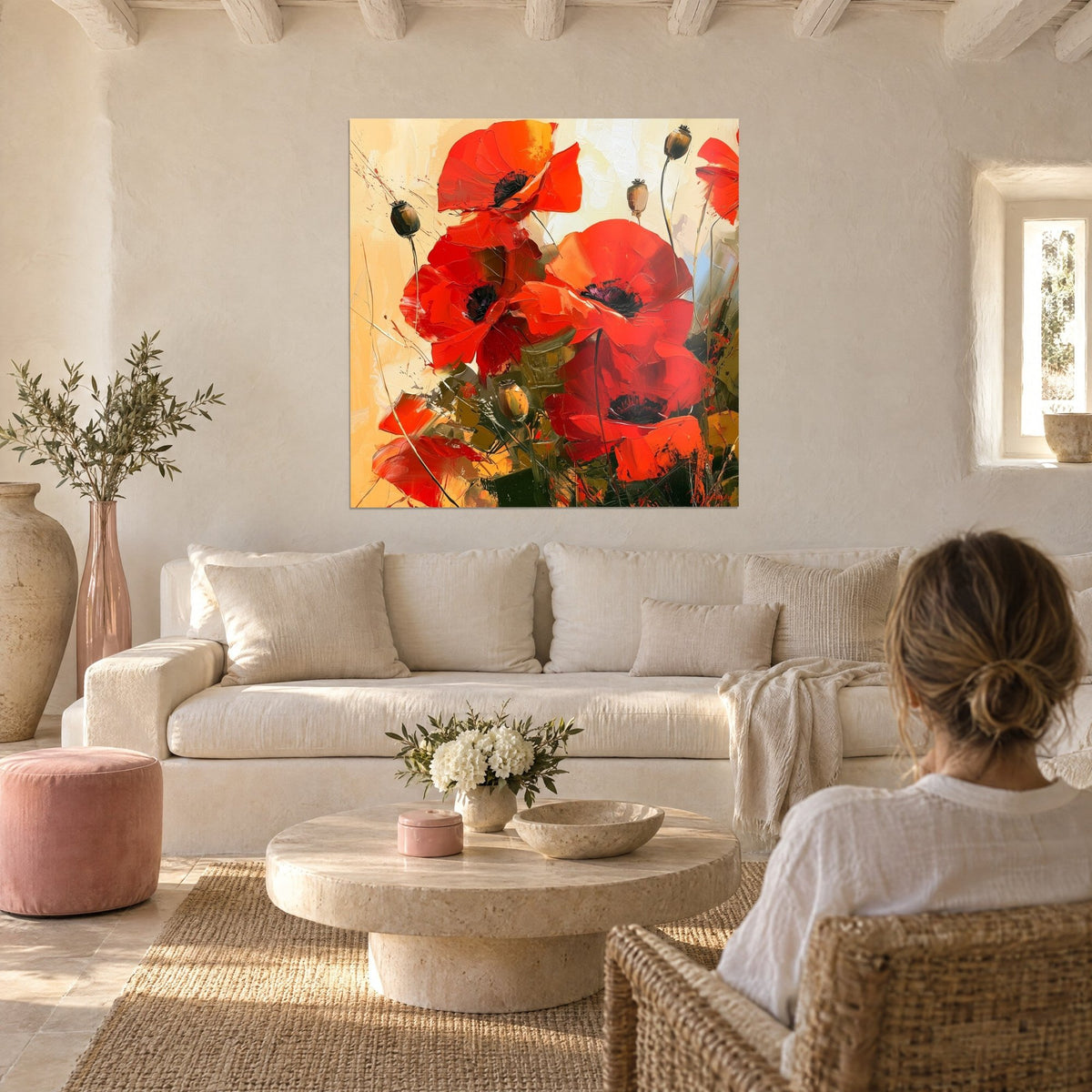 Tableau coquelicots écarlates sur fond ocre, pétales épais au couteau, au-dessus d'un canapé dans un salon lumineux