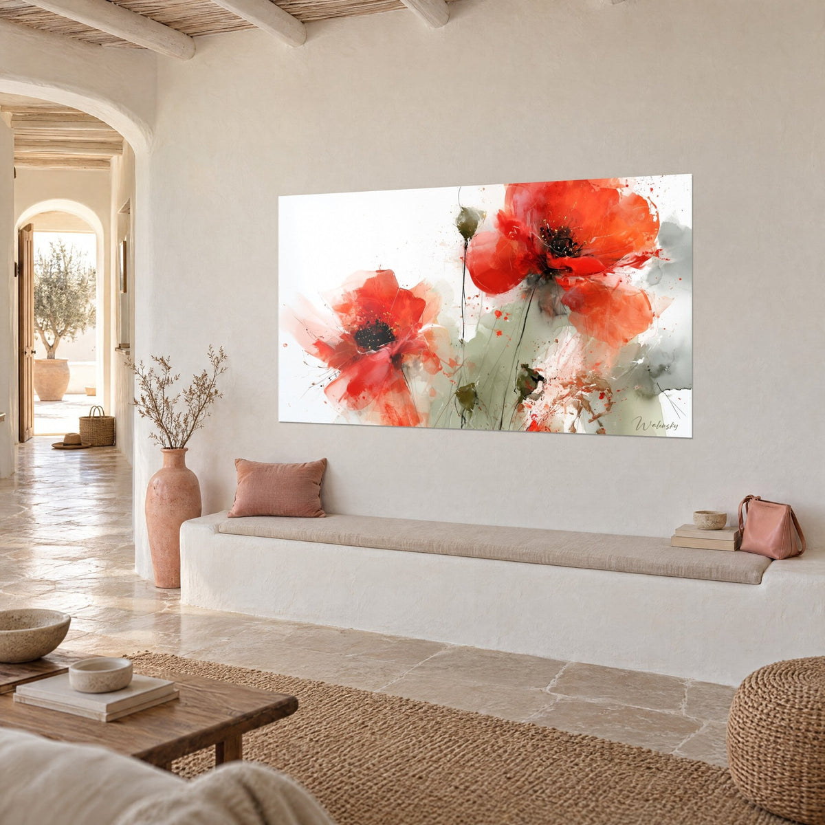 Tableau fleurs de pavot aquarellées, corolles rouge orangé et gris perle, tiges noires fines, vue de trois quarts sur un mur crème et banquette en pierre
