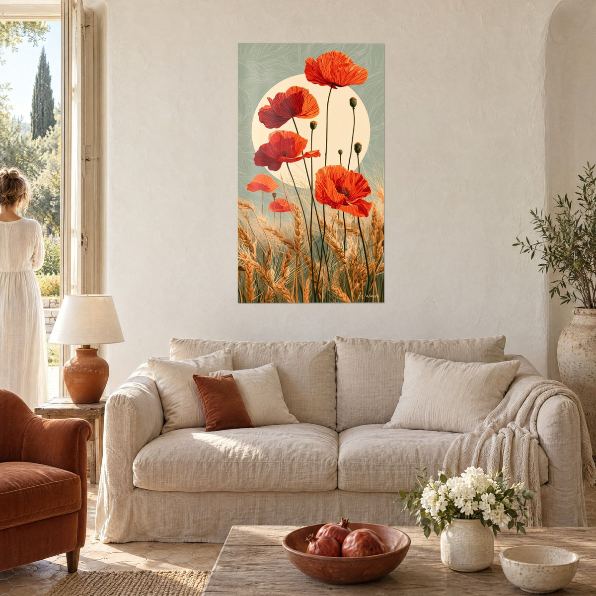 Quadro di papaveri scarlatti davanti a un sole color crema su grano dorato, sfondo verde salvia, sopra un divano in un soggiorno luminoso